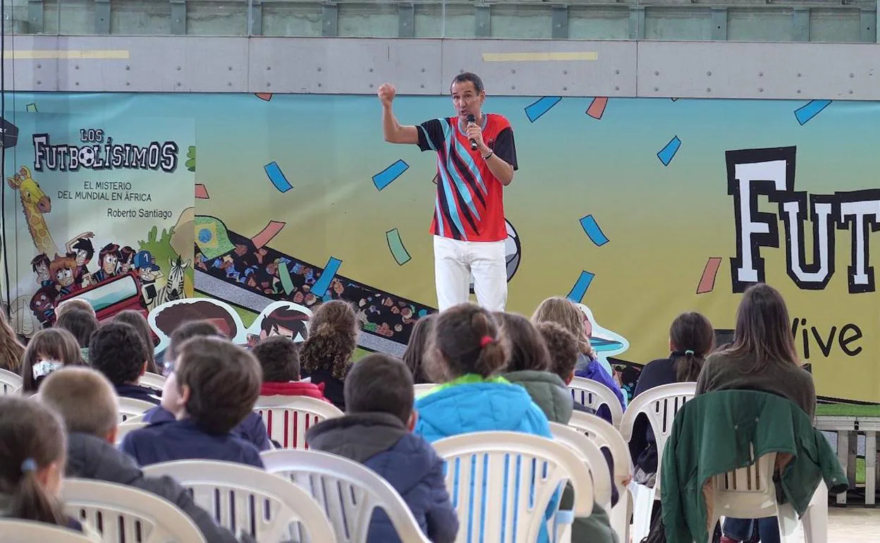 Roberto Santiago, ante los 1.300 niños fans de Los Futbolísimos que llenaron la Caja Mágica. 