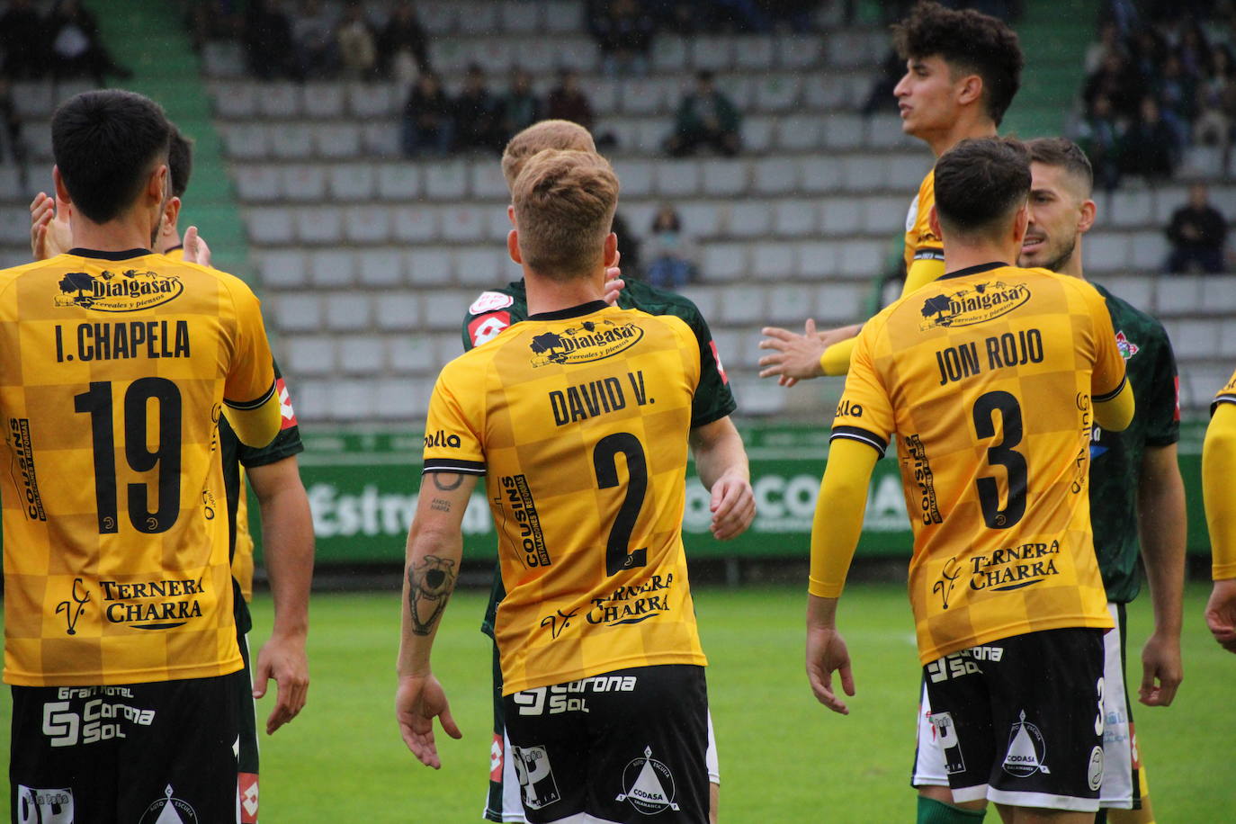 De Miguel dispara para conseguir su gol en A Malata.