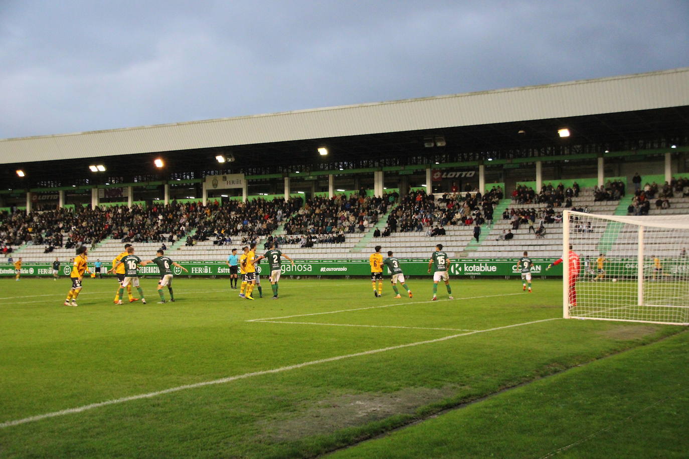 De Miguel dispara para conseguir su gol en A Malata.