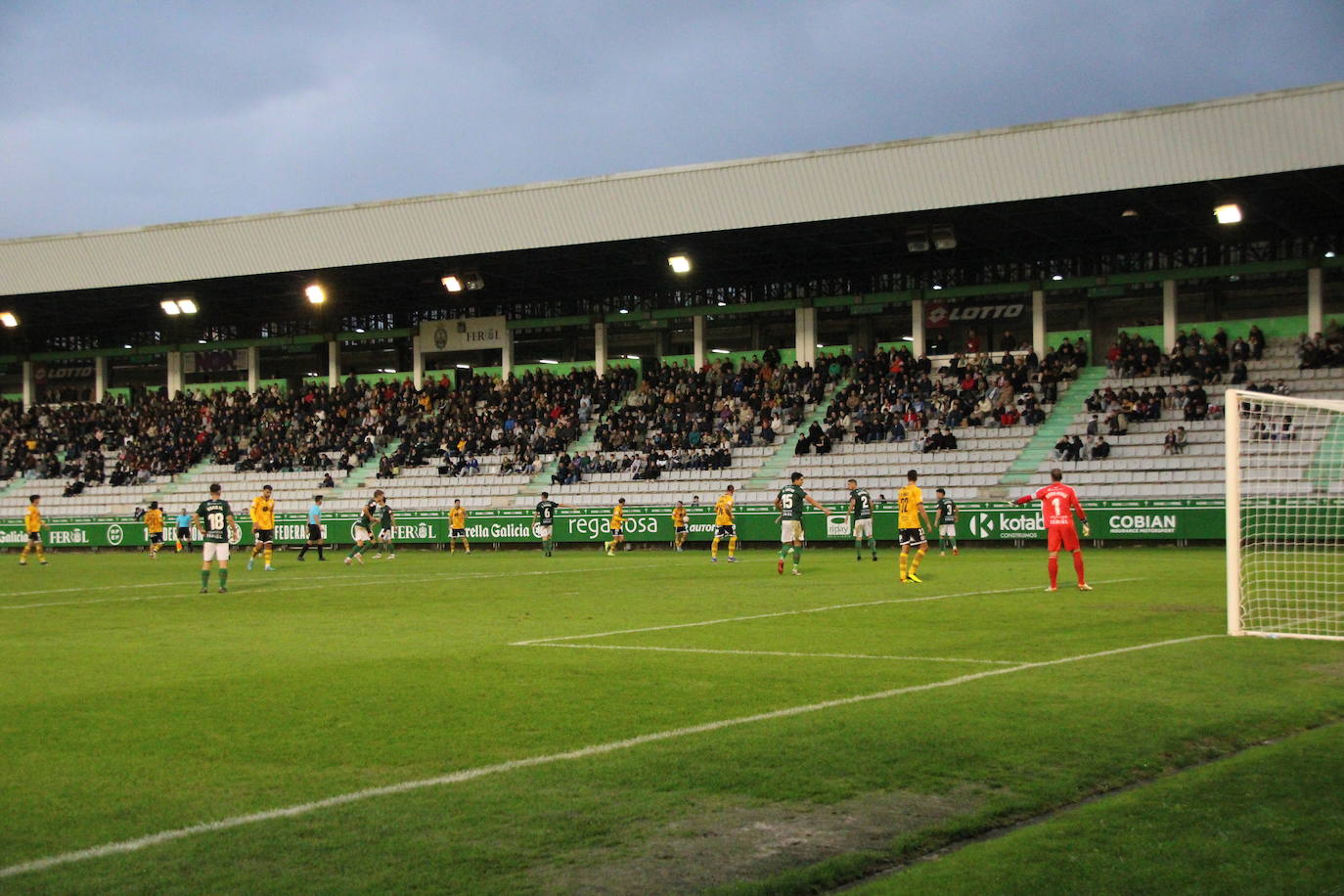 De Miguel dispara para conseguir su gol en A Malata.
