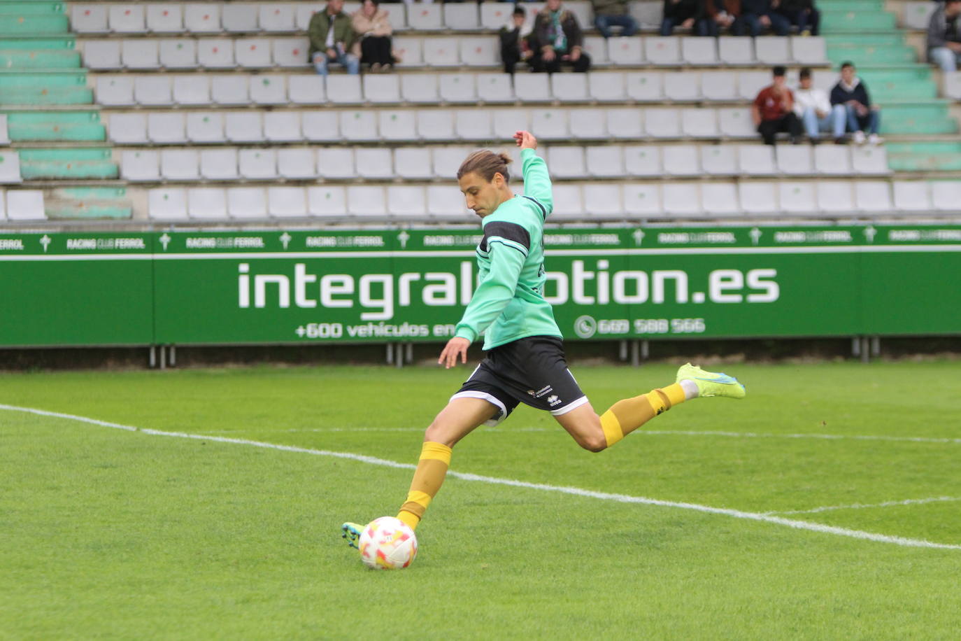 De Miguel dispara para conseguir su gol en A Malata.
