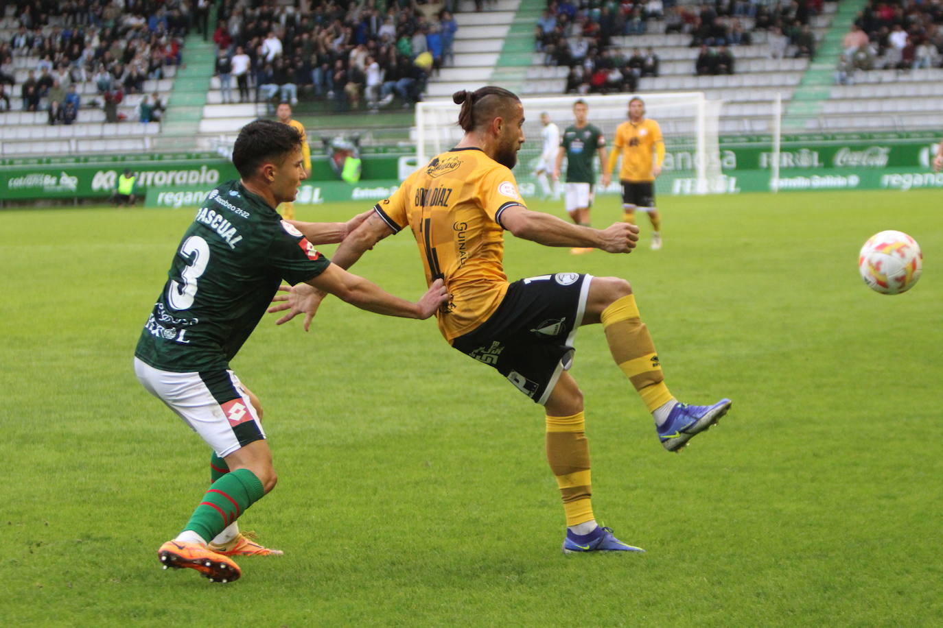 De Miguel dispara para conseguir su gol en A Malata.