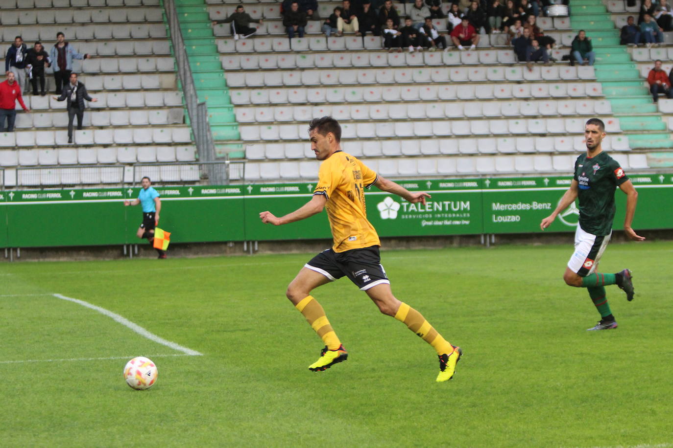 De Miguel dispara para conseguir su gol en A Malata.