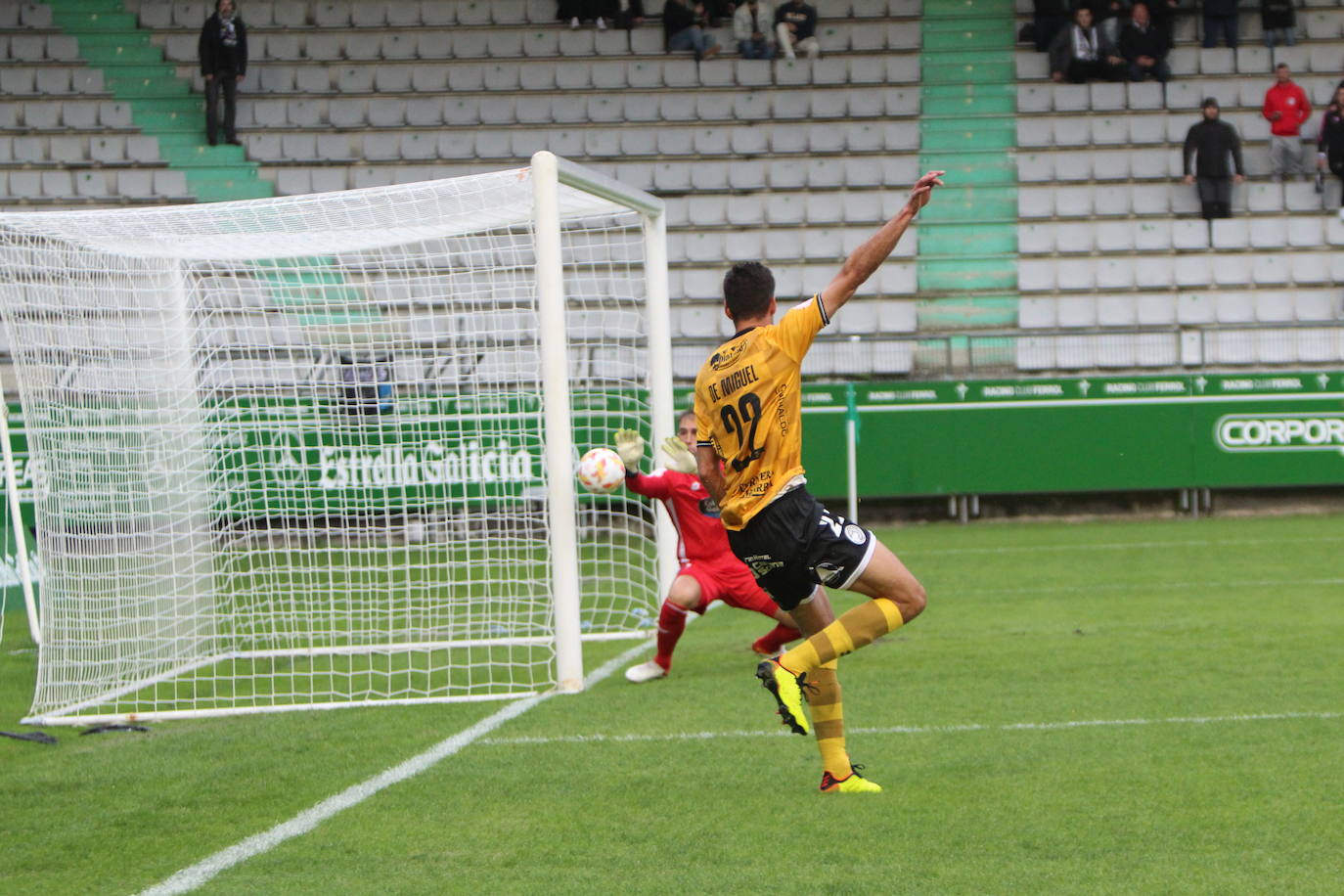 De Miguel dispara para conseguir su gol en A Malata.