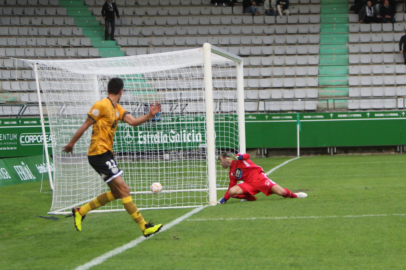 De Miguel dispara para conseguir su gol en A Malata.