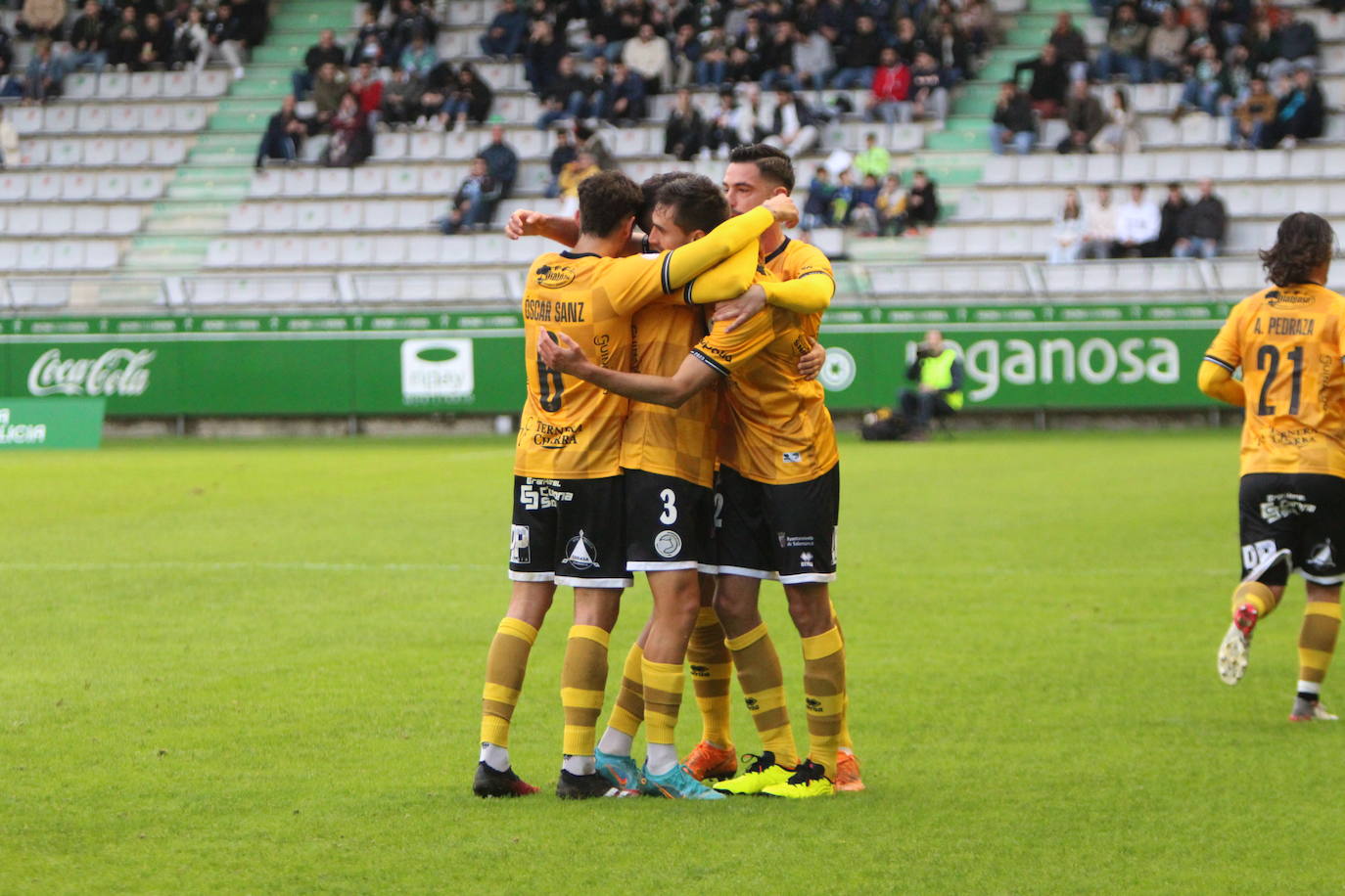 De Miguel dispara para conseguir su gol en A Malata.