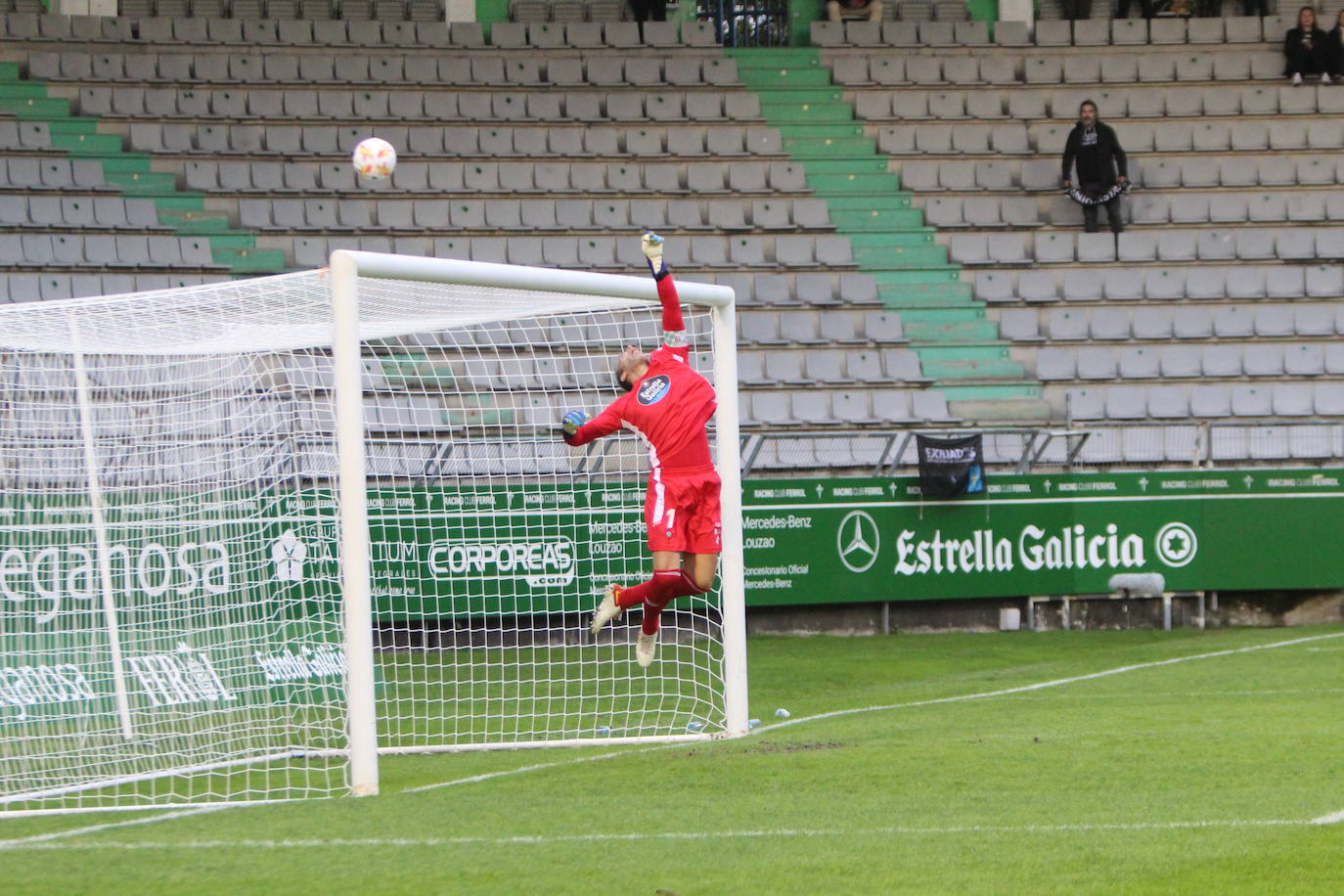 De Miguel dispara para conseguir su gol en A Malata.