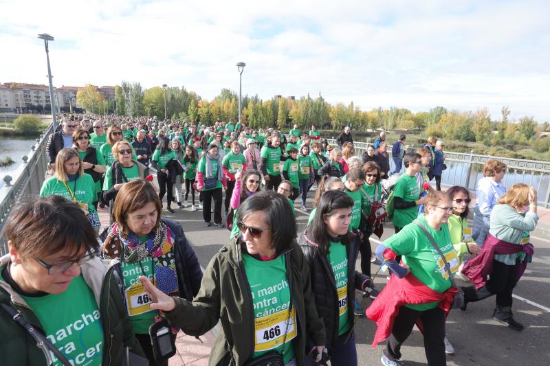 MIles de personas cruzan el puente de Enrique Esteban. 