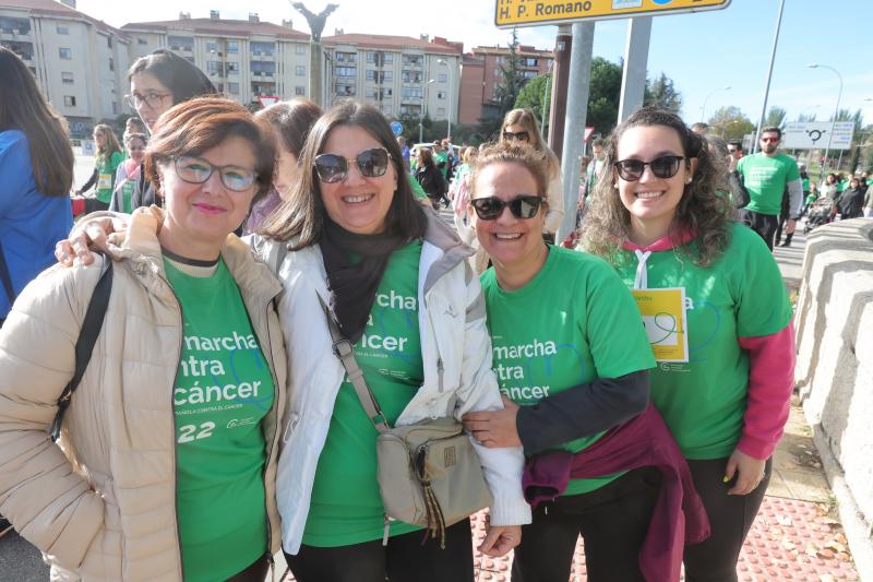 MIles de personas cruzan el puente de Enrique Esteban. 