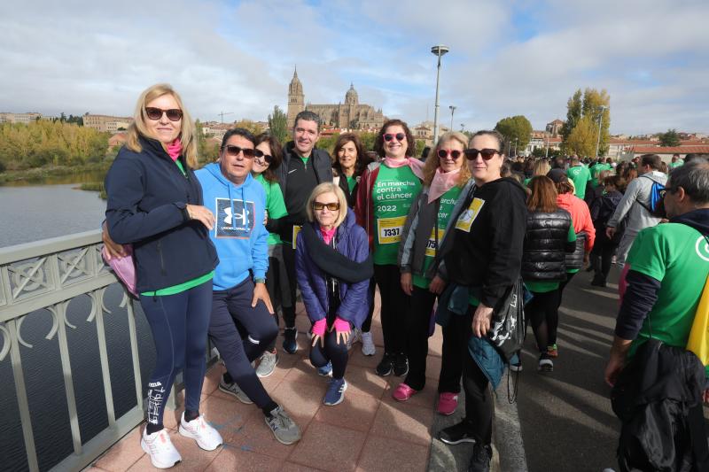 MIles de personas cruzan el puente de Enrique Esteban. 