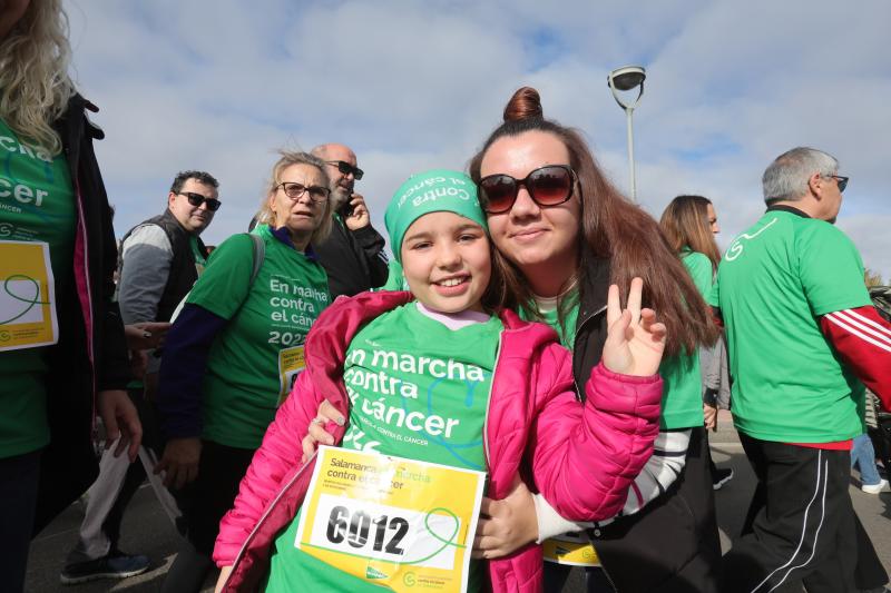 MIles de personas cruzan el puente de Enrique Esteban. 