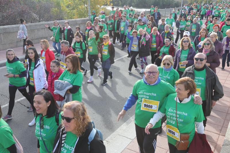MIles de personas cruzan el puente de Enrique Esteban. 