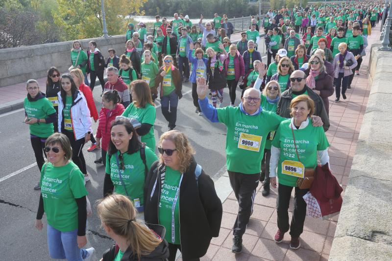 MIles de personas cruzan el puente de Enrique Esteban. 