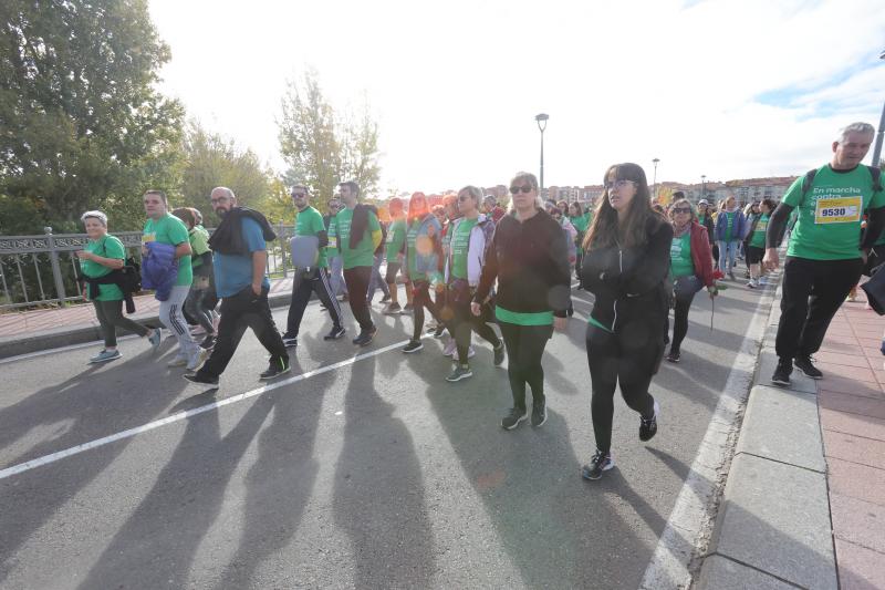 MIles de personas cruzan el puente de Enrique Esteban. 