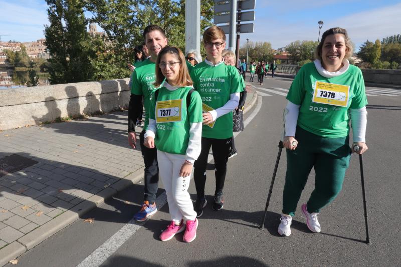 MIles de personas cruzan el puente de Enrique Esteban. 