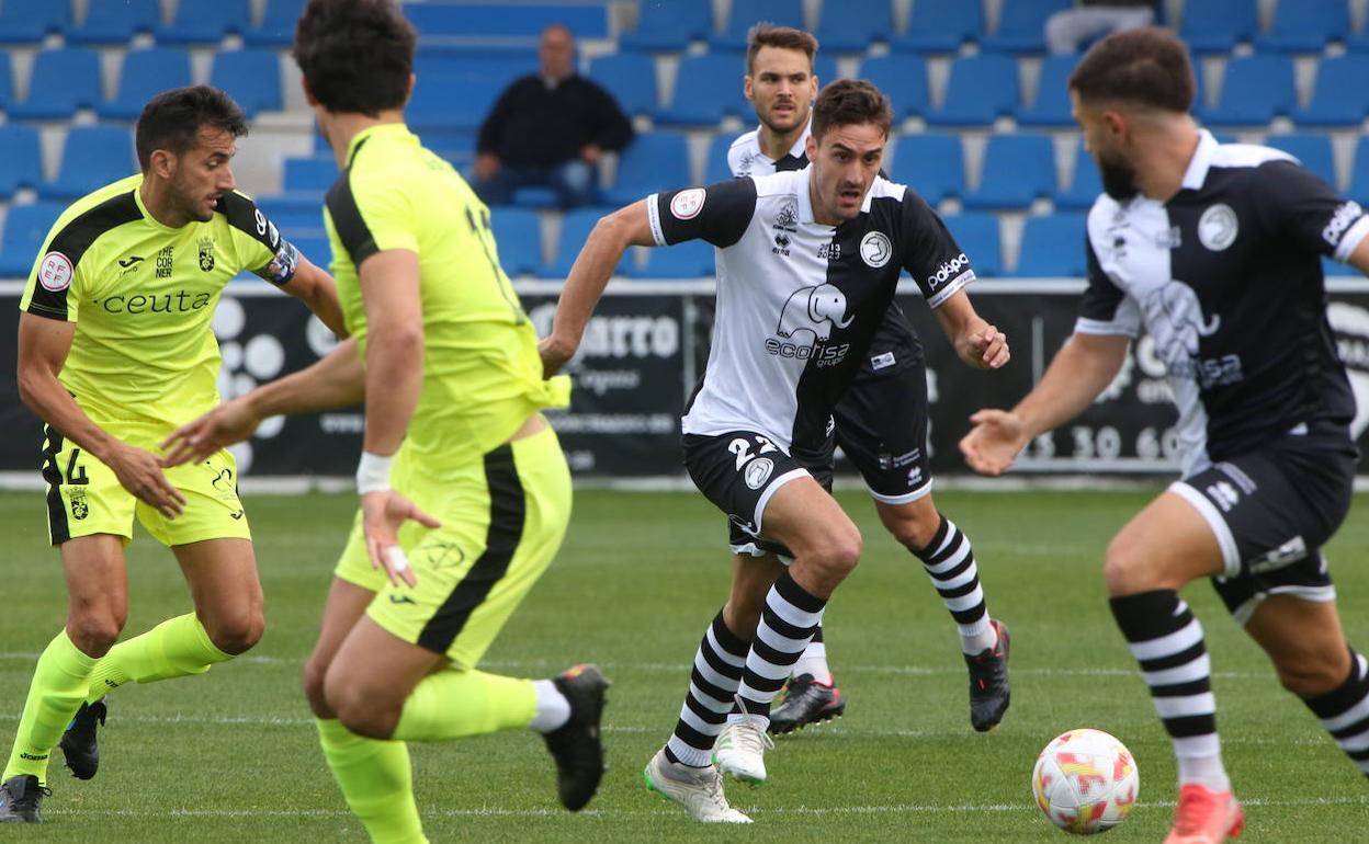 Una acción del partido ante el Ceuta de la pasada jornada. 