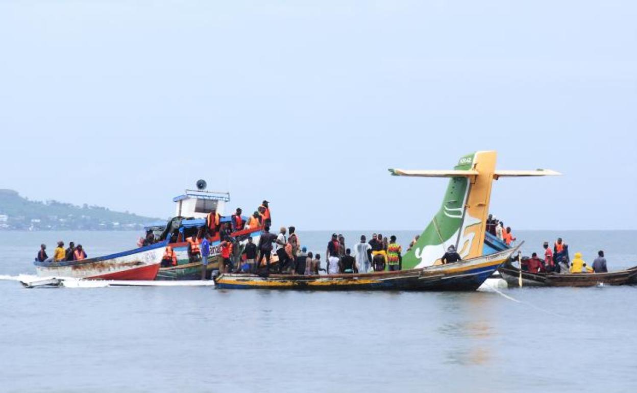 Operación de rescate del avión estrellado en el Lago Victoria. 