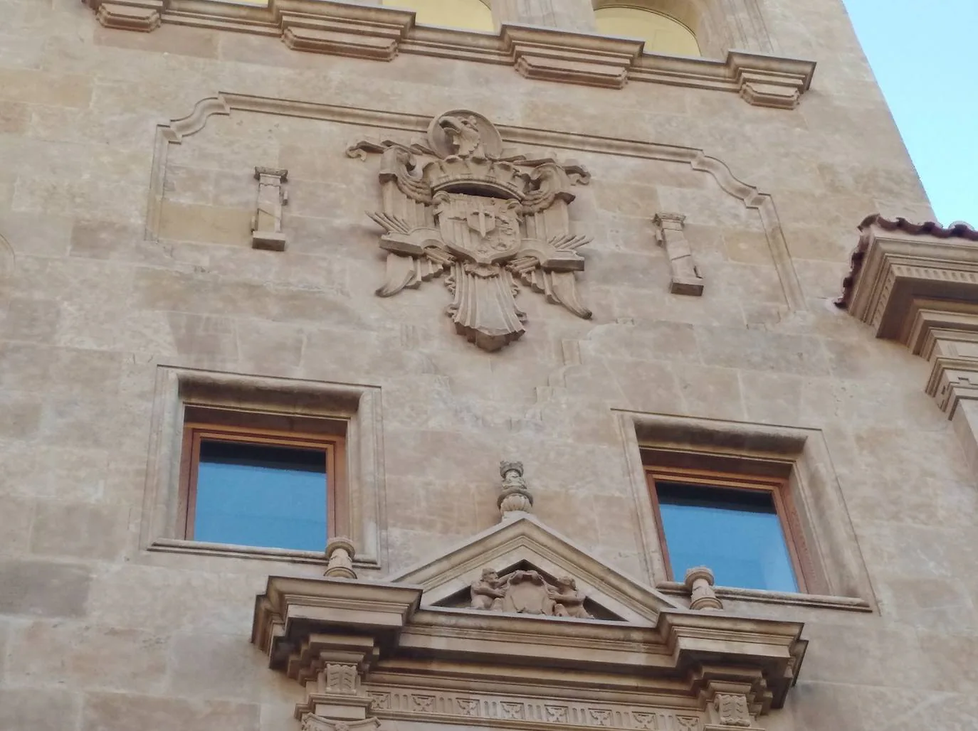 Uno de los escudos franquistas del Banco de España. 