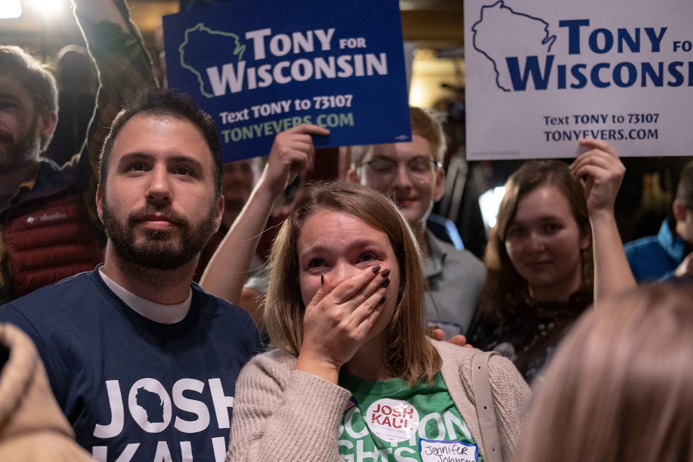 Seguidores del candidato demócrata Tony Evers.