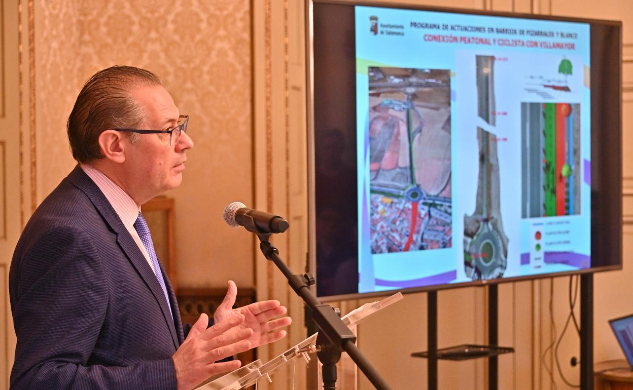 El concejal de Fomento del Ayuntamiento de Salamanca, Fernando Carabias, en la presentación de las actuaciones.