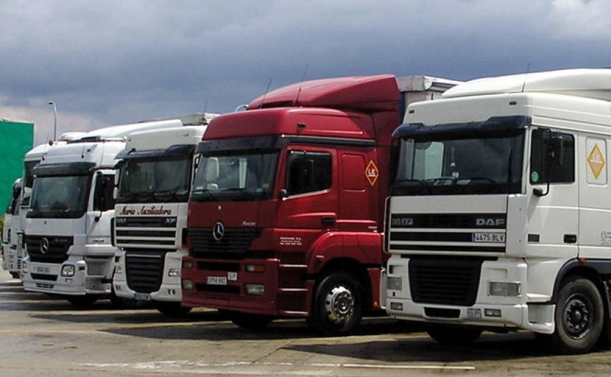 Varios camiones, en un aparcamiento. 