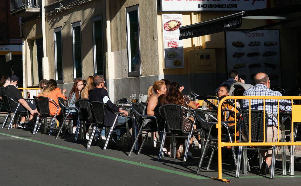 Una de las terrazas de la zona de Van Dyck en Salamanca. 