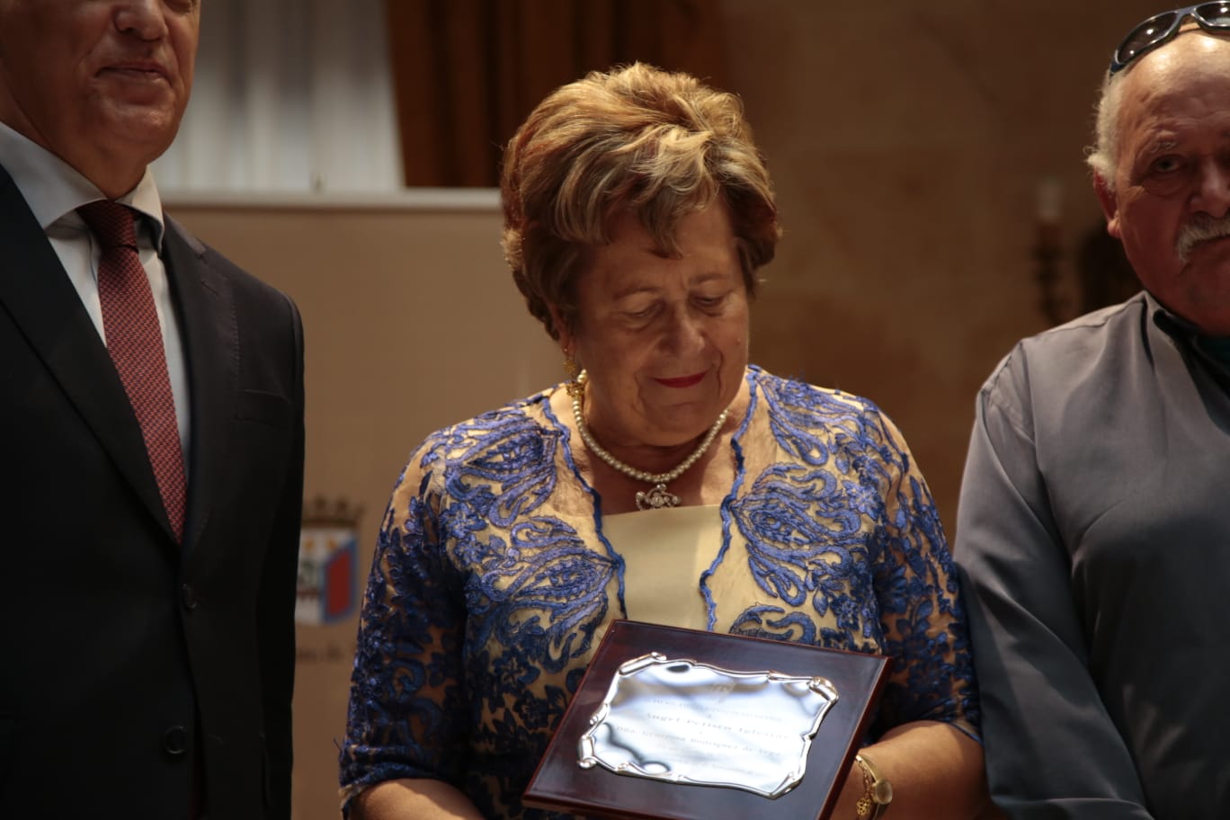 El alcalde de Salamanca entrega una placa a un matrimonio. 