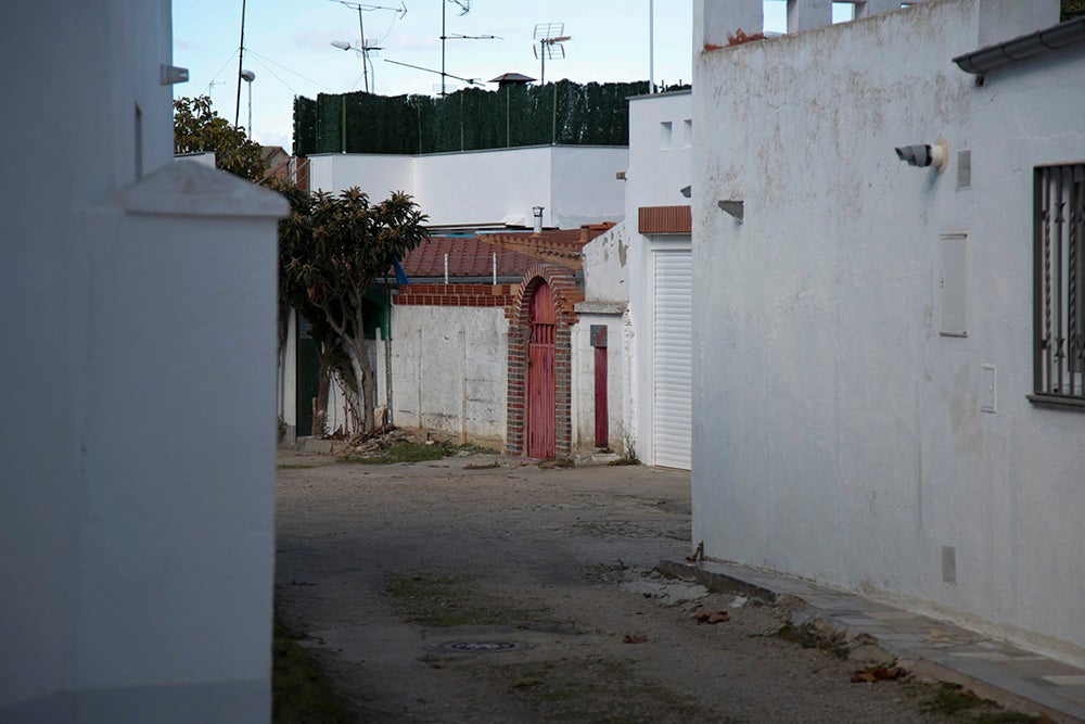 Acceso a la trasera de las viviendas.