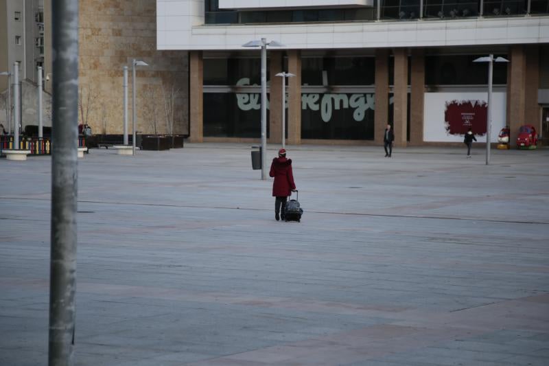 Francisco Gómez Galán, señala a los restos de la entrada al antiguo cuartel de Caballería.