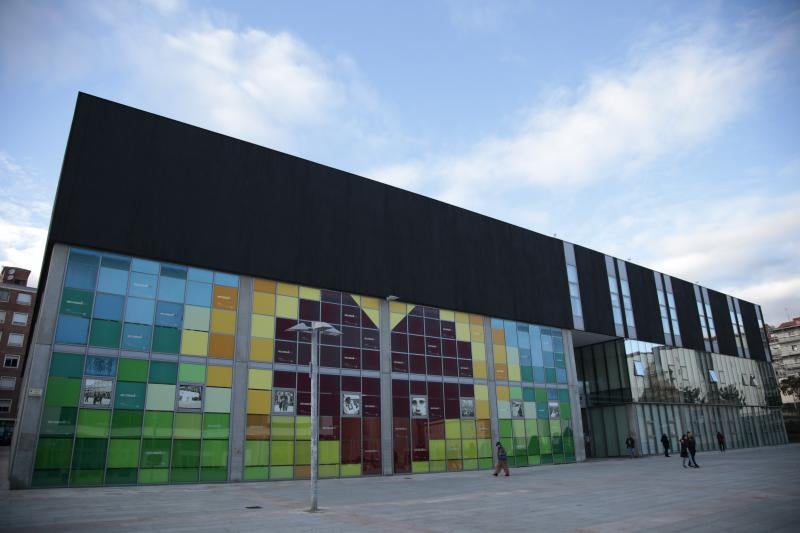 Francisco Gómez Galán, señala a los restos de la entrada al antiguo cuartel de Caballería.