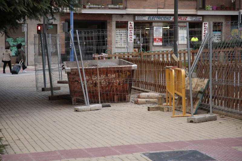 Francisco Gómez Galán, señala a los restos de la entrada al antiguo cuartel de Caballería.