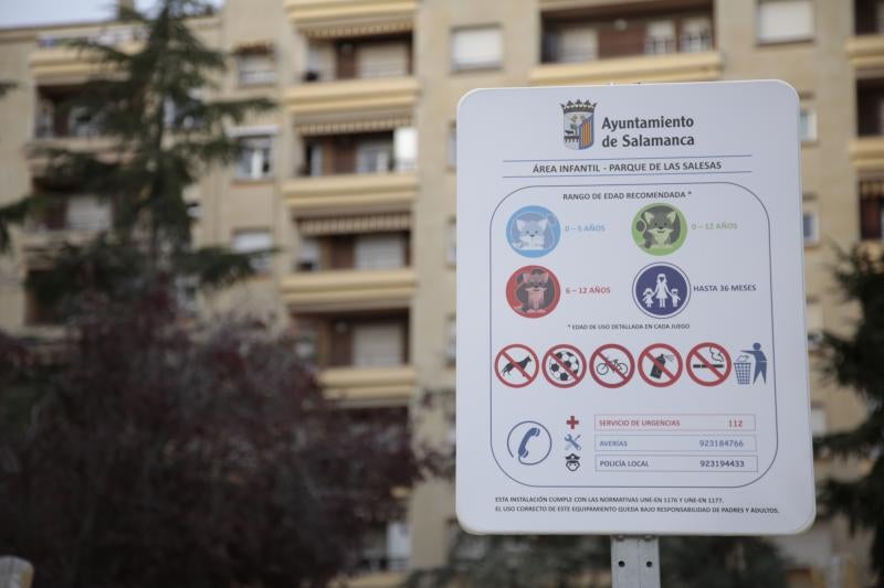 Francisco Gómez Galán, señala a los restos de la entrada al antiguo cuartel de Caballería.