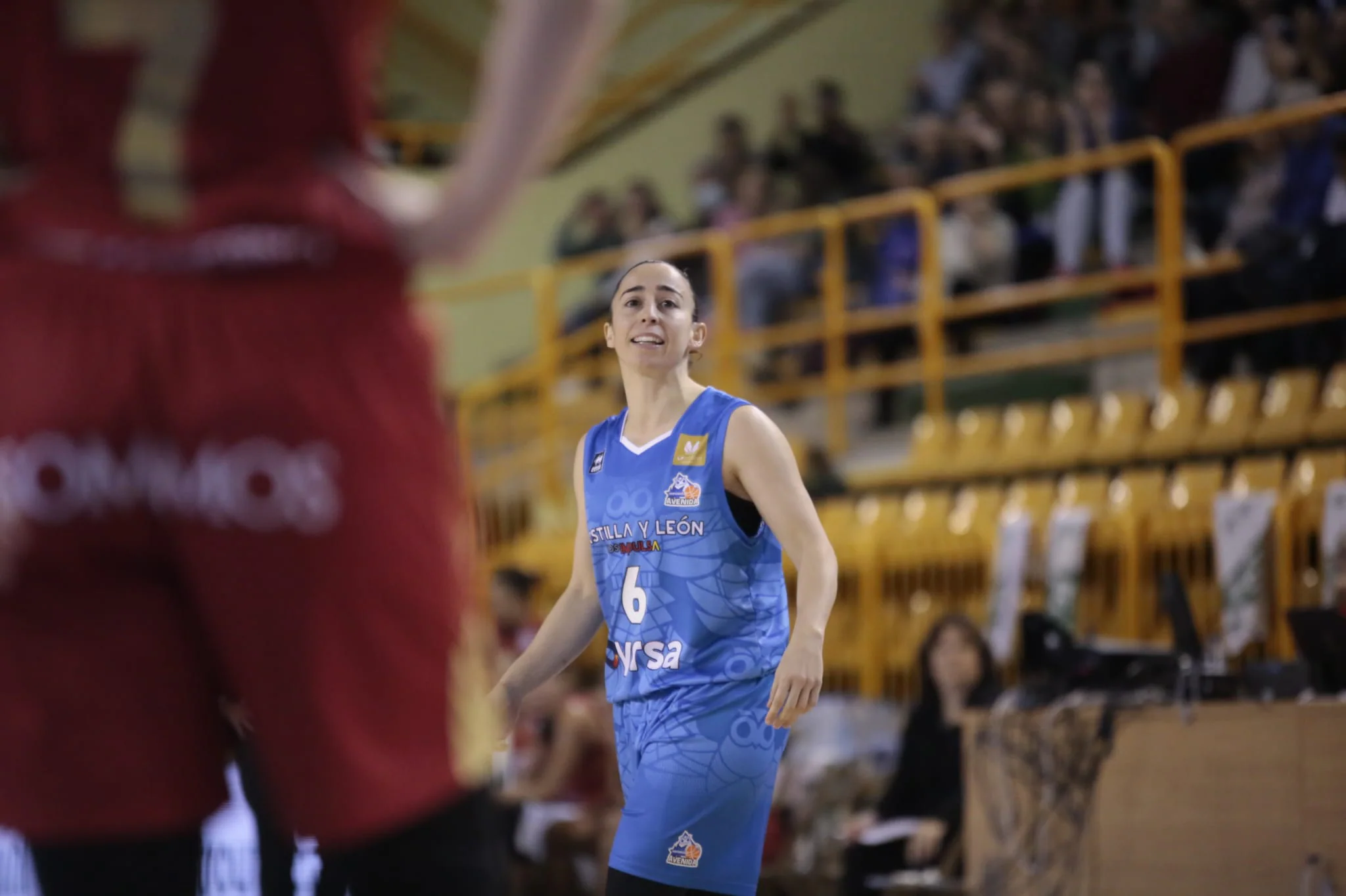 Las jugadoras del CB Avenida pugnan con la alero del Casademont Zaragoza, Leonie Fiebich, para hacerse con la posesión del balón. 