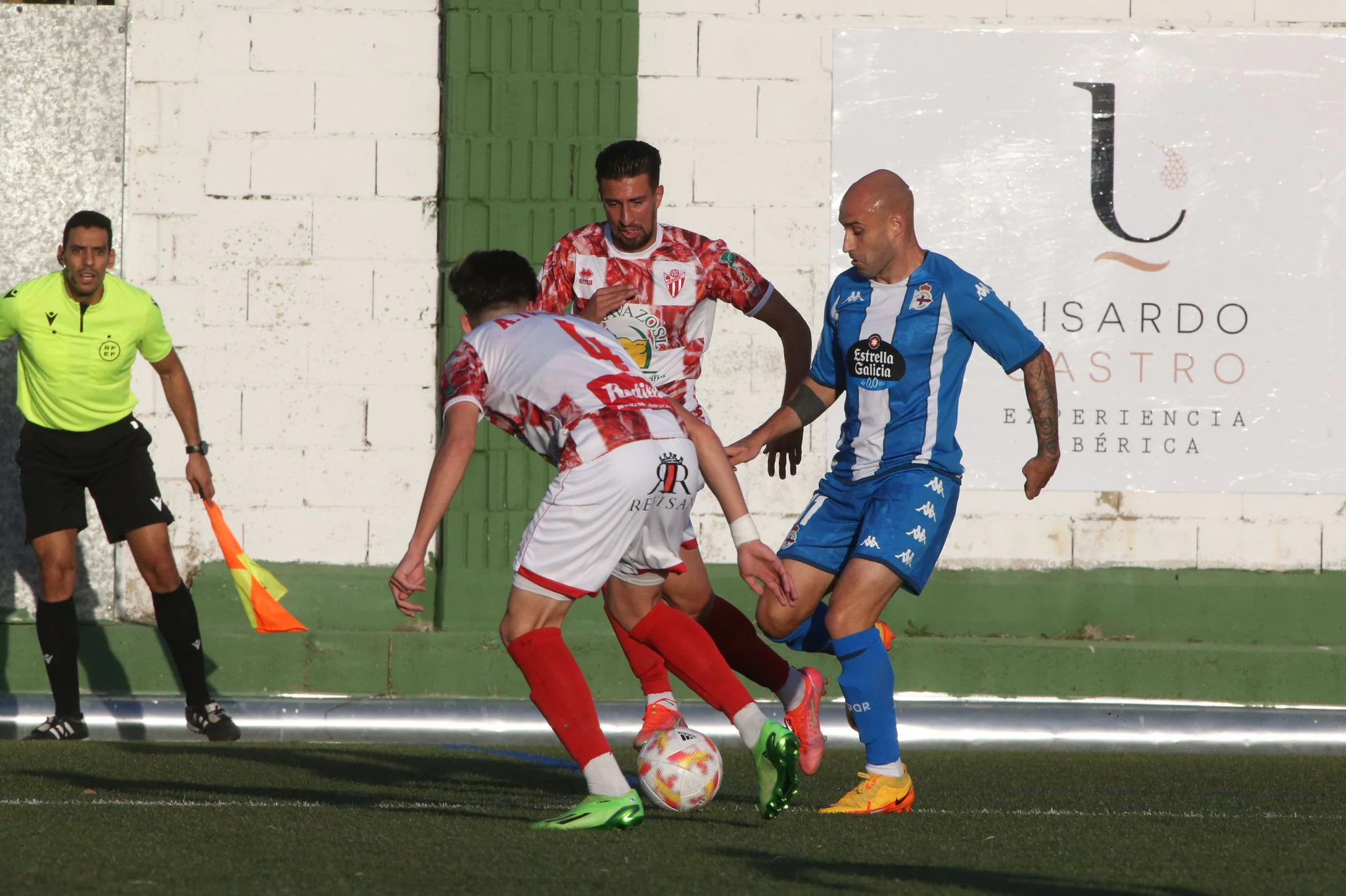 Los jugadores del Guijuelo celebran el primer gol de Carmona ante el Deportivo de la Coruña.