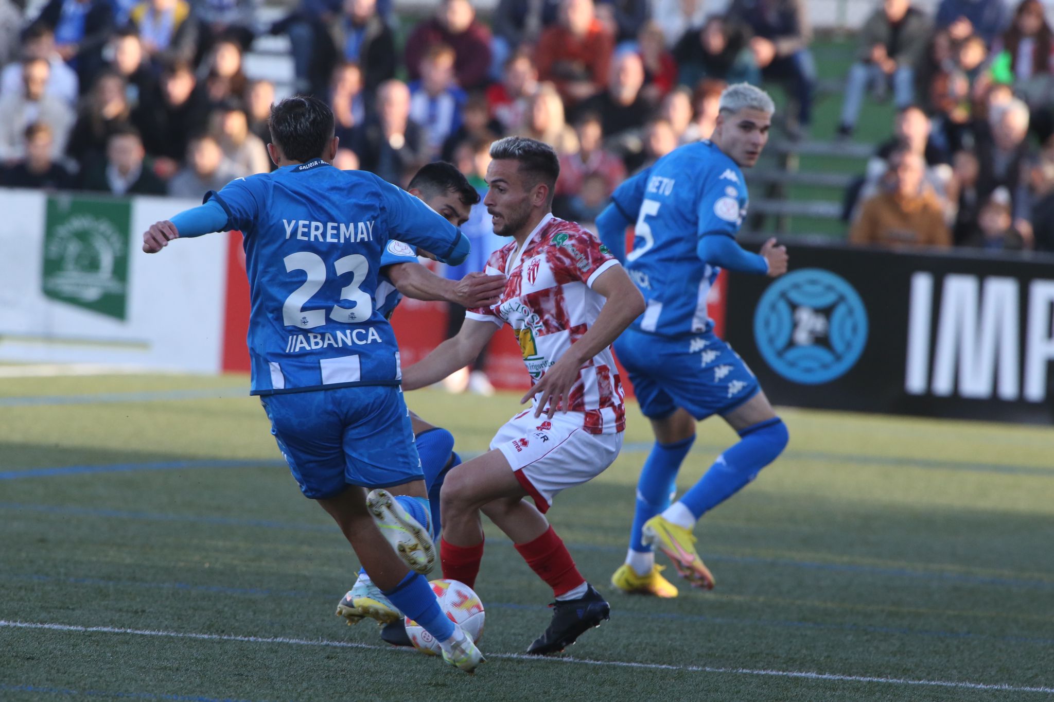 Los jugadores del Guijuelo celebran el primer gol de Carmona ante el Deportivo de la Coruña.