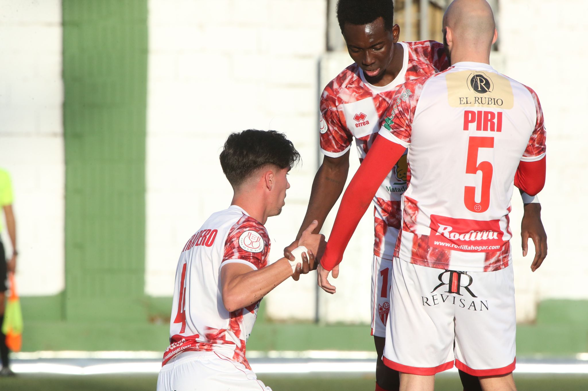 Los jugadores del Guijuelo celebran el primer gol de Carmona ante el Deportivo de la Coruña.