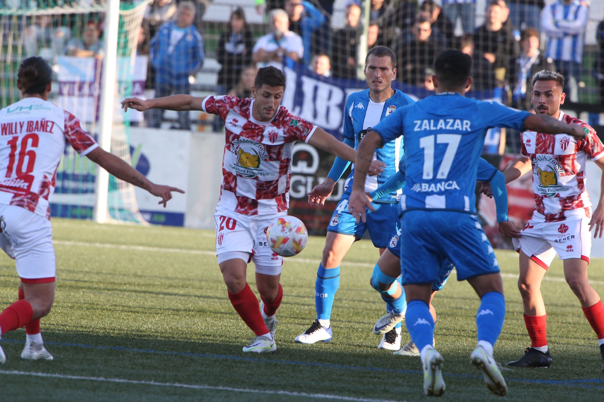 Los jugadores del Guijuelo celebran el primer gol de Carmona ante el Deportivo de la Coruña.