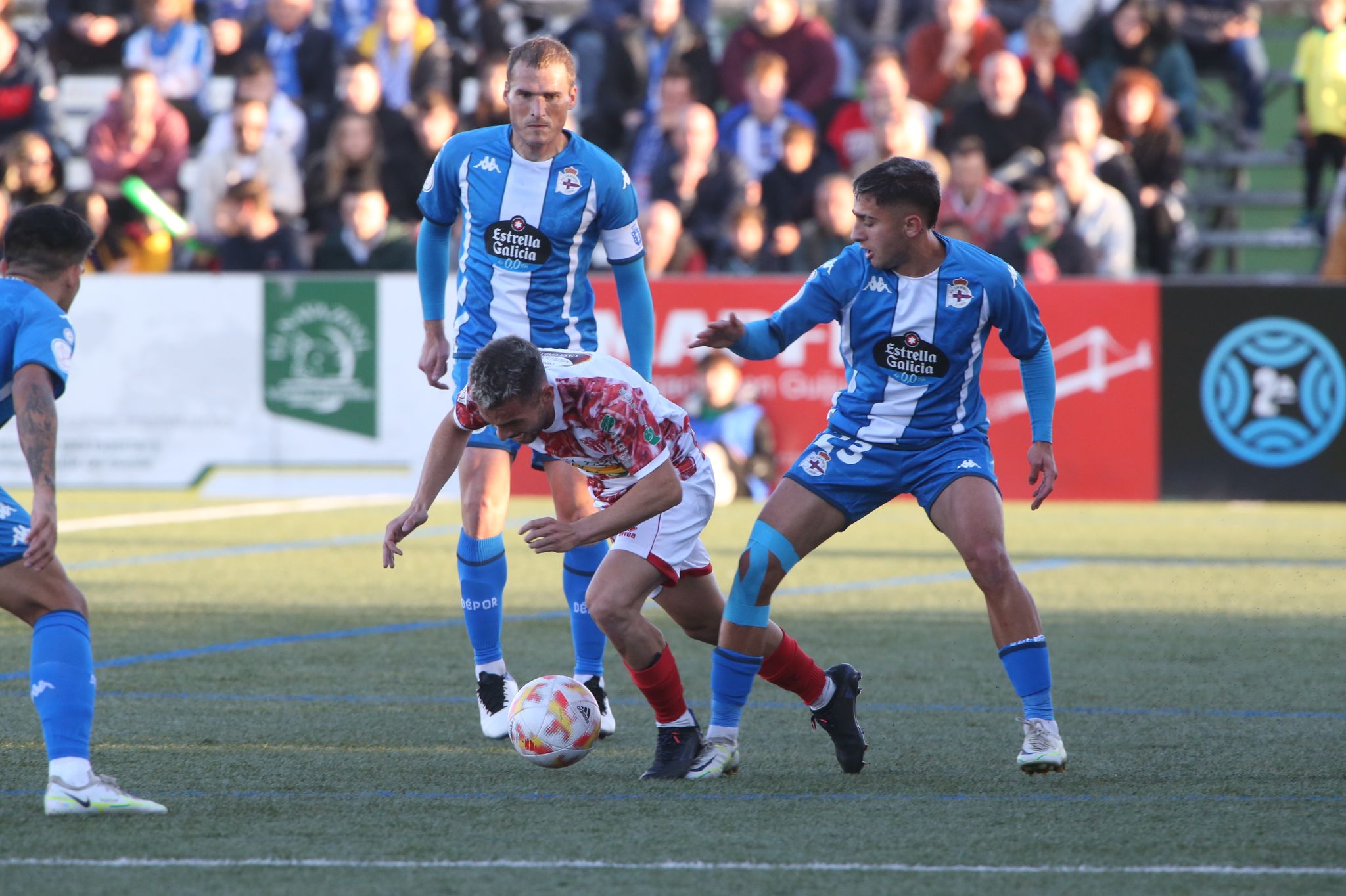 Los jugadores del Guijuelo celebran el primer gol de Carmona ante el Deportivo de la Coruña.