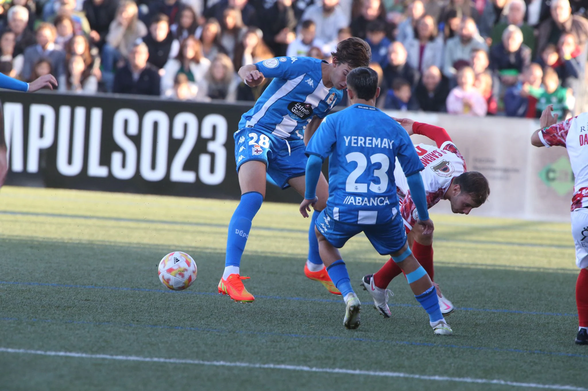 Los jugadores del Guijuelo celebran el primer gol de Carmona ante el Deportivo de la Coruña.