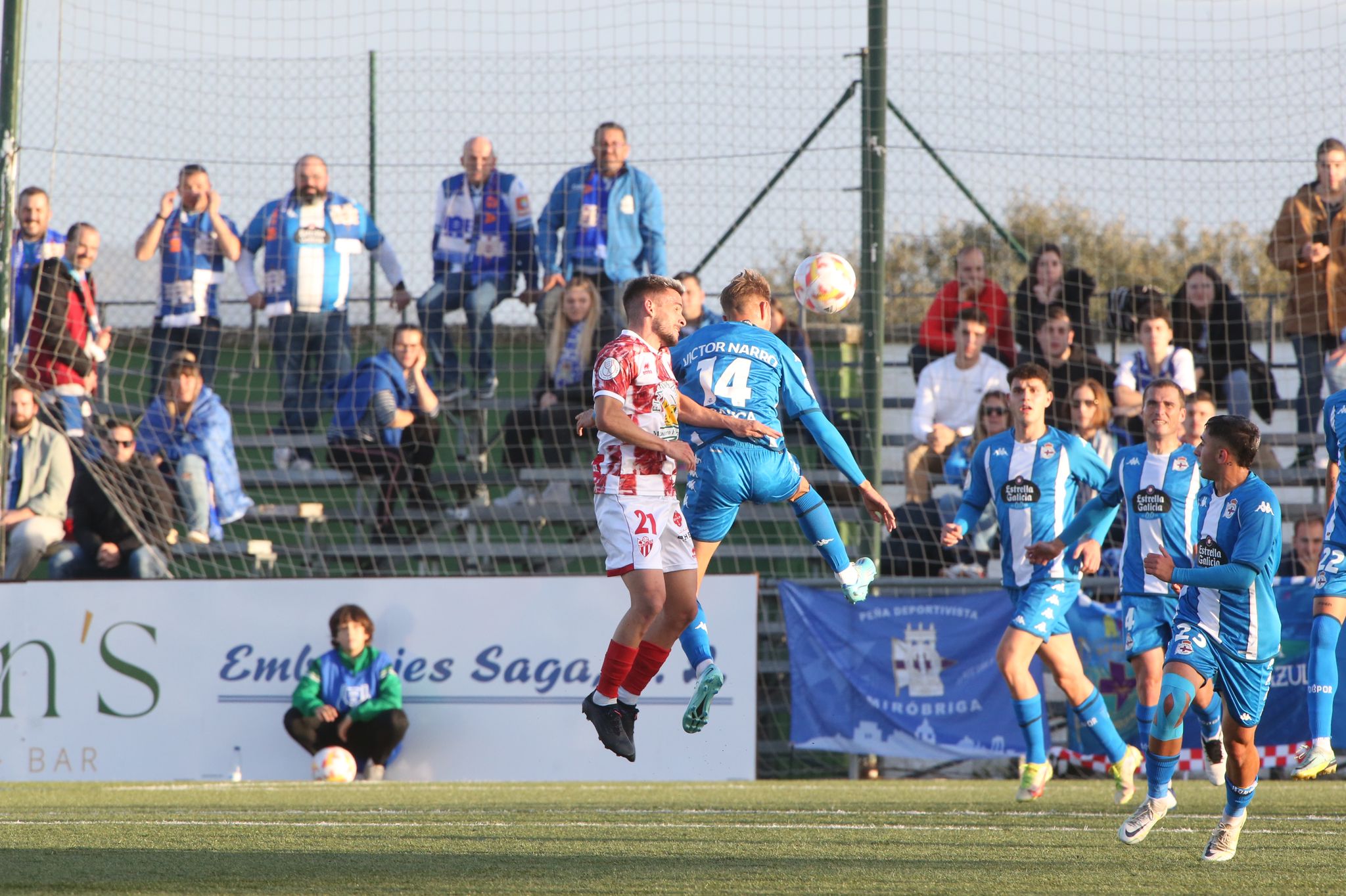 Los jugadores del Guijuelo celebran el primer gol de Carmona ante el Deportivo de la Coruña.