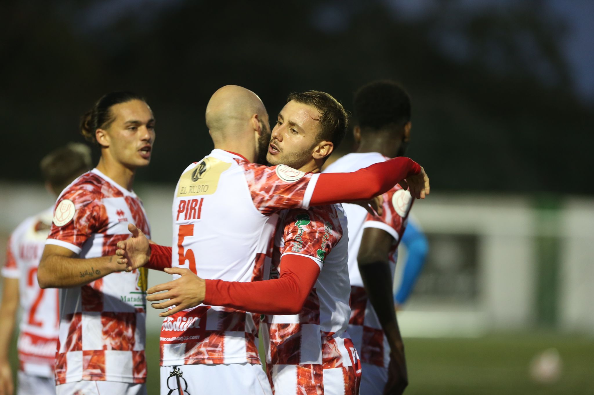 Los jugadores del Guijuelo celebran el primer gol de Carmona ante el Deportivo de la Coruña.