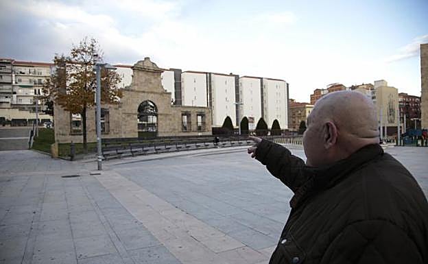 Galería. El presidente de Avesal, en la Plaza de la Concordia.