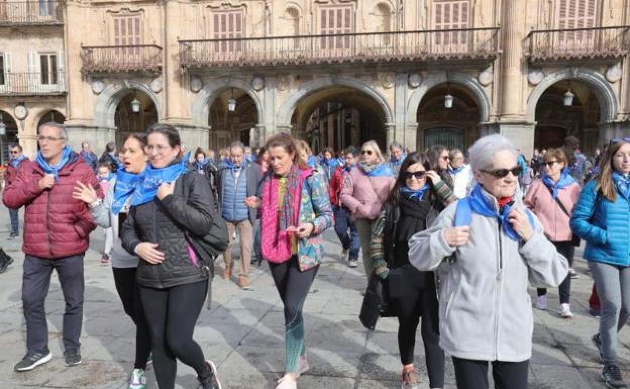 Varias personas ponen rumbo al Campo de Tiro desde la Plaza Mayor con motivo de la marcha 'Muévete por la Diabetes'.