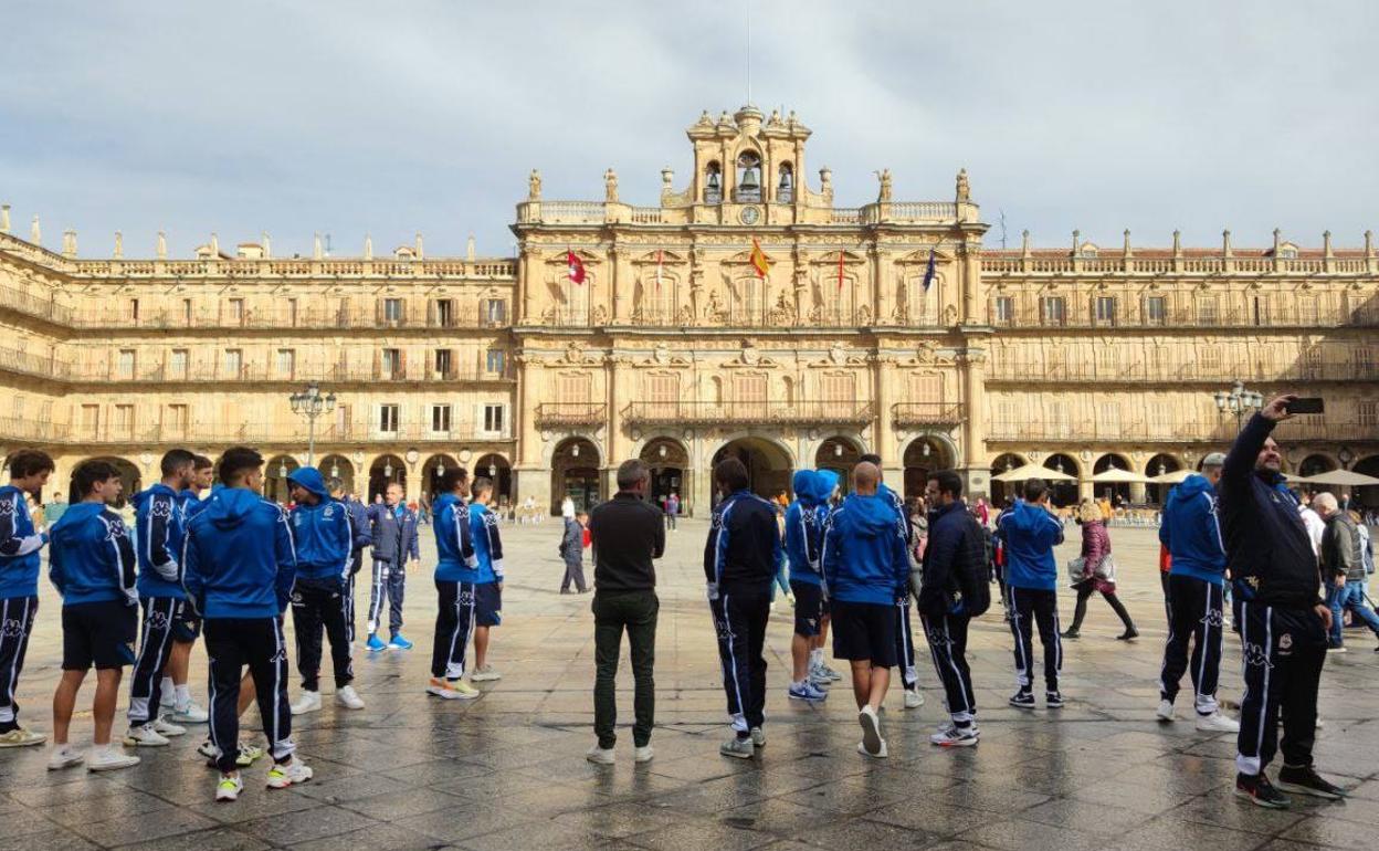 La expedición de RC Deportivo, en la Plaza Mayor de Salamanca. 