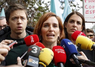 Imagen secundaria 1 - Una manifestación ciudadana que recorre este domingo el centro de Madrid bajo el lema «Madrid se levanta por la sanidad pública».