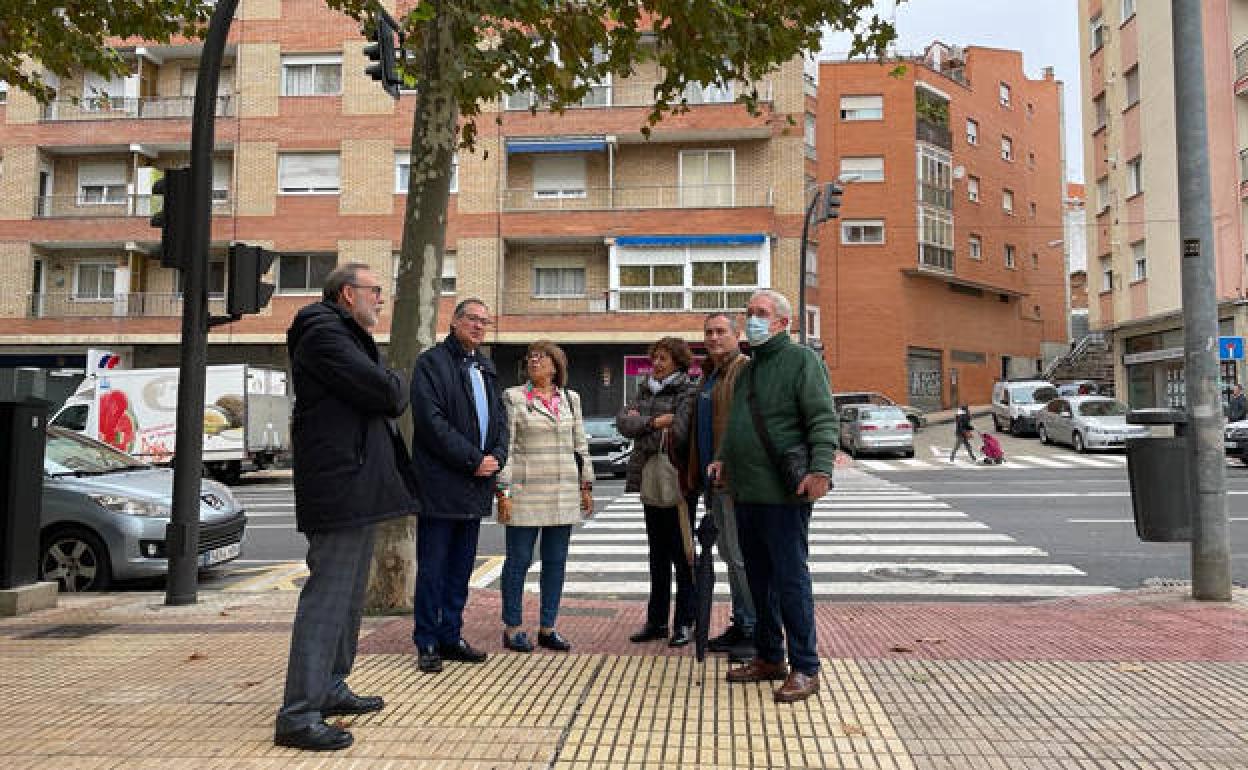 El concejal de Tráfico, Fernando Carabias, con representantes de la Asociación de Vecinos de Comuneros. 