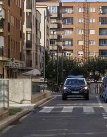 Imagen secundaria 2 - Zona del tiroteo, el acusado y un coche patrulla haciendo ronda la mañana después del crimen. 