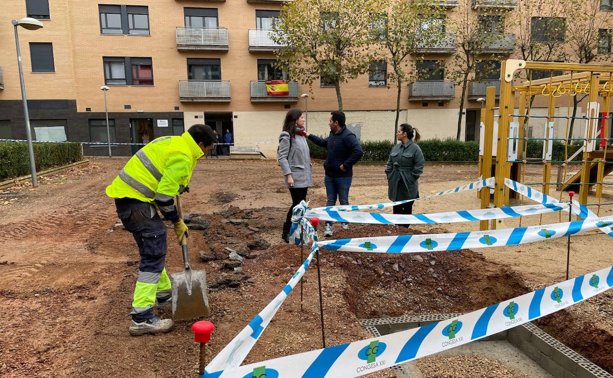 La concejala de Medio Ambiente, Parques y Jardines, Miryam Rodríguez, en su visita a las obras en una de las plazas interiores del barrio El Zurguén. 
