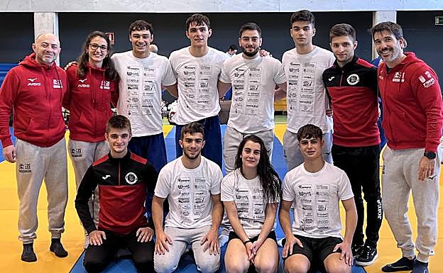 Imagen principal - Varios de los competidores del Judo Club Doryoku. 