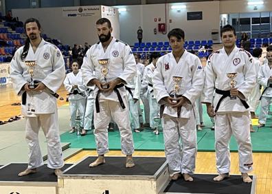 Imagen secundaria 1 - Varios de los competidores del Judo Club Doryoku. 